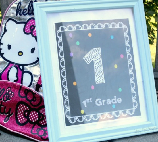 Don't miss out on those first day of school pictures! Print out these adorable signs and snap a photo to remember! :: www.thriftyhomeschoolers.com